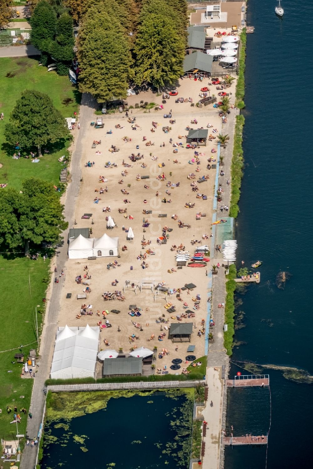 Essen von oben - Uferbereiche am Flußverlauf der Ruhr im Bereich des Strandbades Seaside Beach Baldeney in Essen im Bundesland Nordrhein-Westfalen