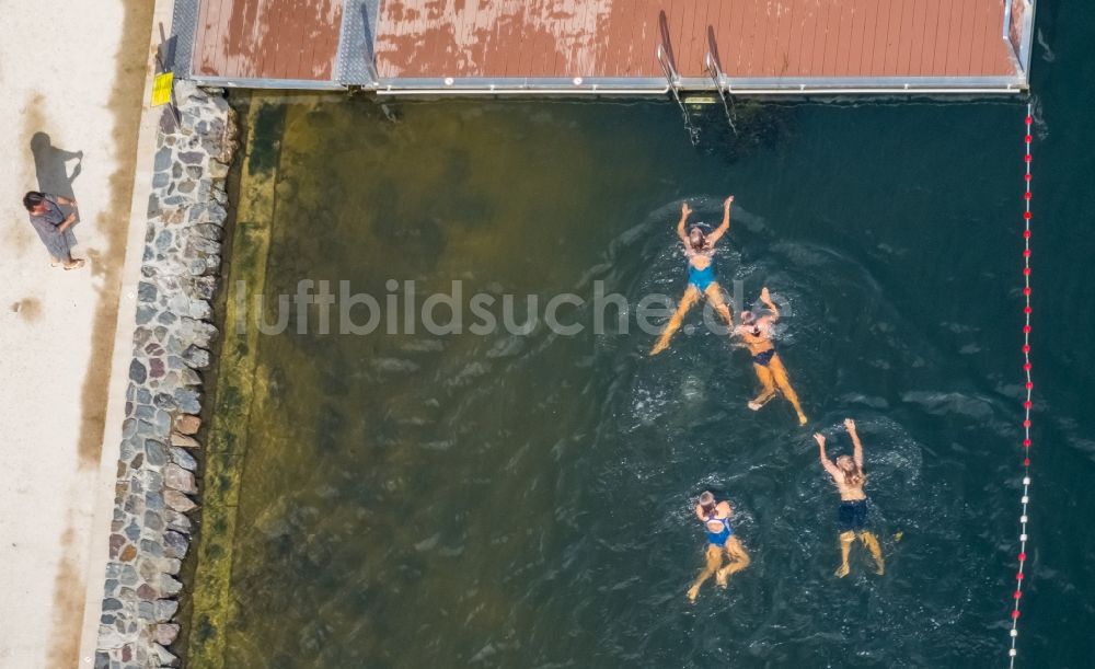 Essen aus der Vogelperspektive: Uferbereiche am Flußverlauf der Ruhr im Bereich des Strandbades Seaside Beach Baldeney in Essen im Bundesland Nordrhein-Westfalen