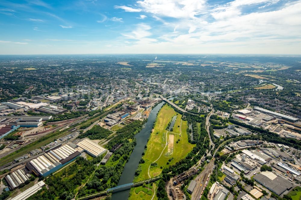 Mülheim an der Ruhr von oben - Uferbereiche am Flußverlauf der Ruhr in Mülheim an der Ruhr im Bundesland Nordrhein-Westfalen