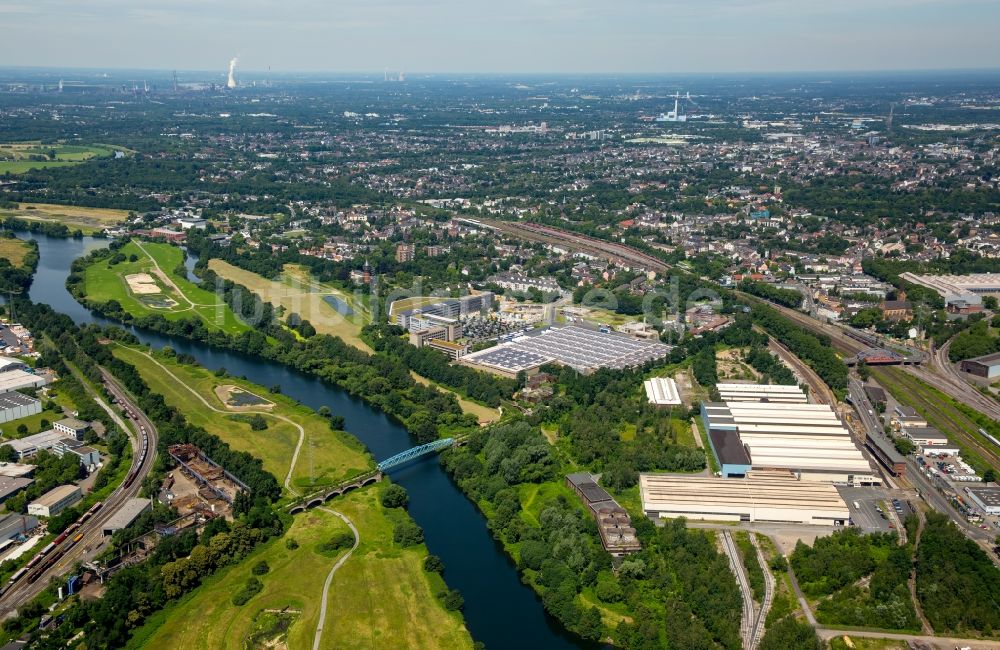 Luftbild Mülheim an der Ruhr - Uferbereiche am Flußverlauf der Ruhr in Mülheim an der Ruhr im Bundesland Nordrhein-Westfalen