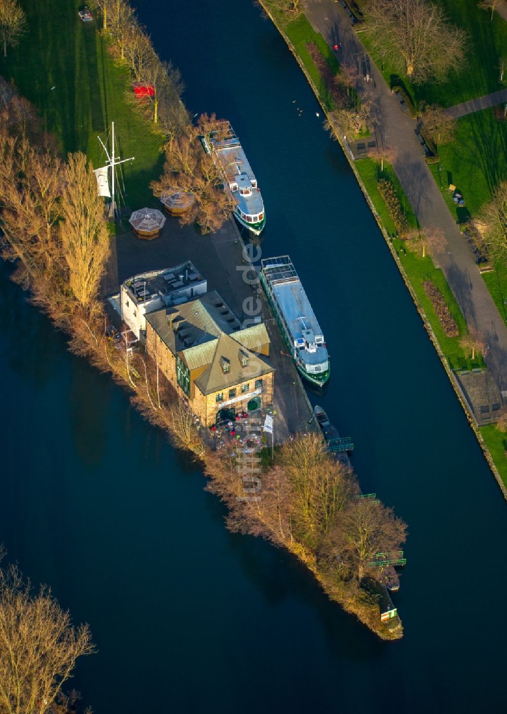 Mülheim an der Ruhr aus der Vogelperspektive: Uferbereiche am Flußverlauf der Ruhrinsel am Haus Ruhrnatur in Mülheim an der Ruhr im Bundesland Nordrhein-Westfalen