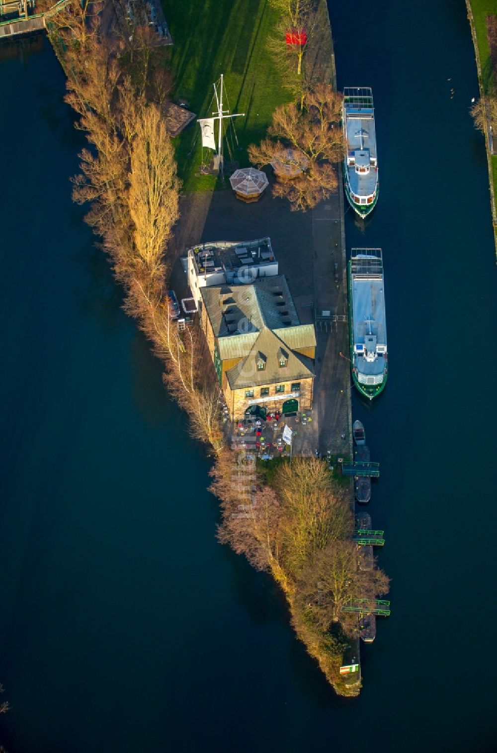 Luftbild Mülheim an der Ruhr - Uferbereiche am Flußverlauf der Ruhrinsel am Haus Ruhrnatur in Mülheim an der Ruhr im Bundesland Nordrhein-Westfalen