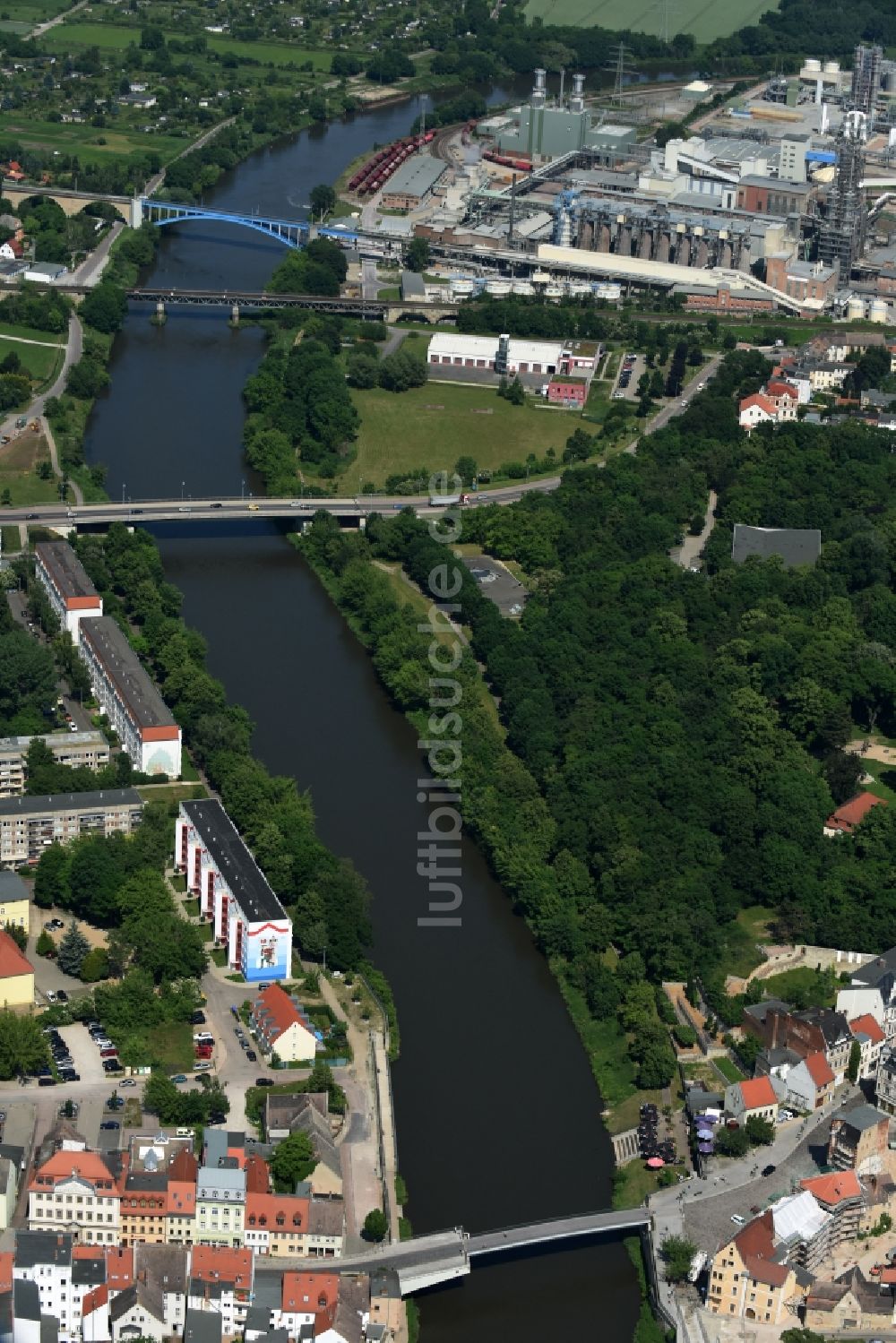 Bernburg (Saale) von oben - Uferbereiche am Flußverlauf der Saale durch Bernburg (Saale) im Bundesland Sachsen-Anhalt