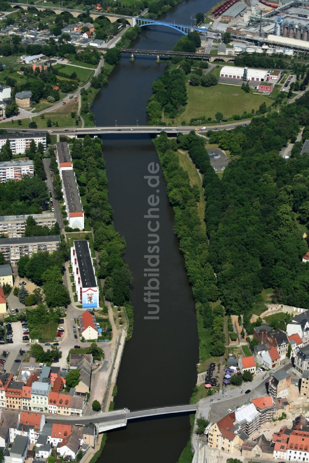 Bernburg (Saale) aus der Vogelperspektive: Uferbereiche am Flußverlauf der Saale durch Bernburg (Saale) im Bundesland Sachsen-Anhalt