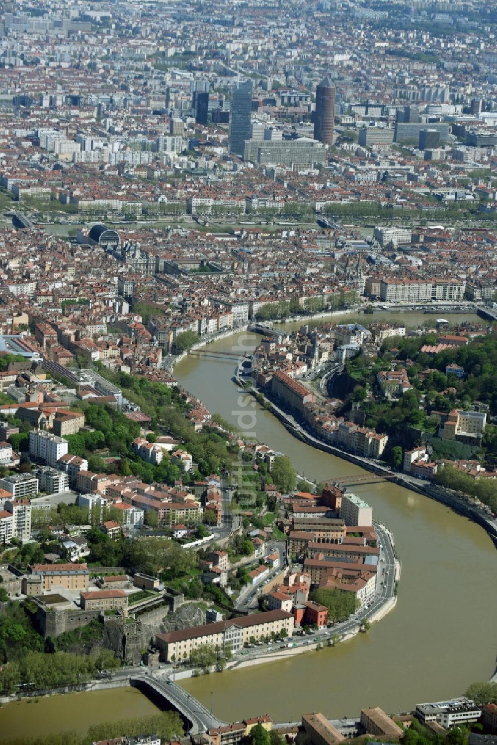 Luftaufnahme Lyon - Uferbereiche am Flußverlauf Saone am Innenstadt- Zentrum in Lyon in Auvergne Rhone-Alpes, Frankreich