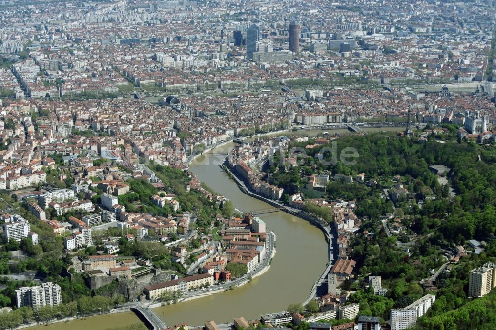 Lyon aus der Vogelperspektive: Uferbereiche am Flußverlauf Saone am Innenstadt- Zentrum in Lyon in Auvergne Rhone-Alpes, Frankreich