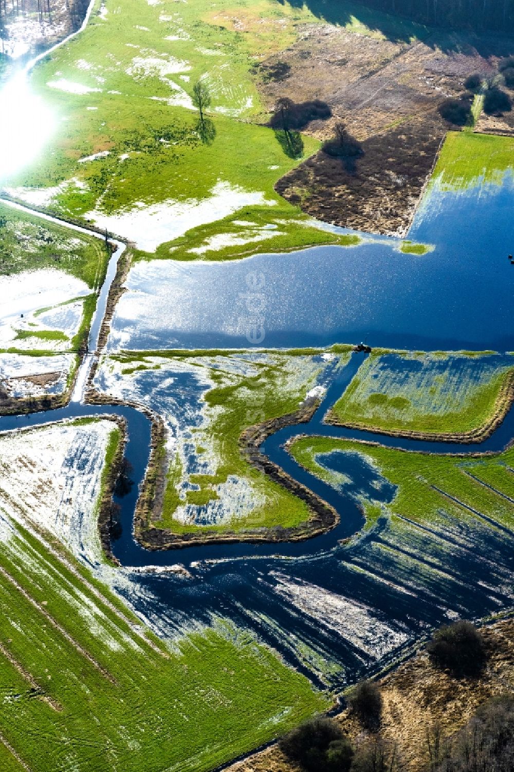 Fredenbeck von oben - Uferbereiche am Flußverlauf der Schwinge in Fredenbeck im Bundesland Niedersachsen, Deutschland