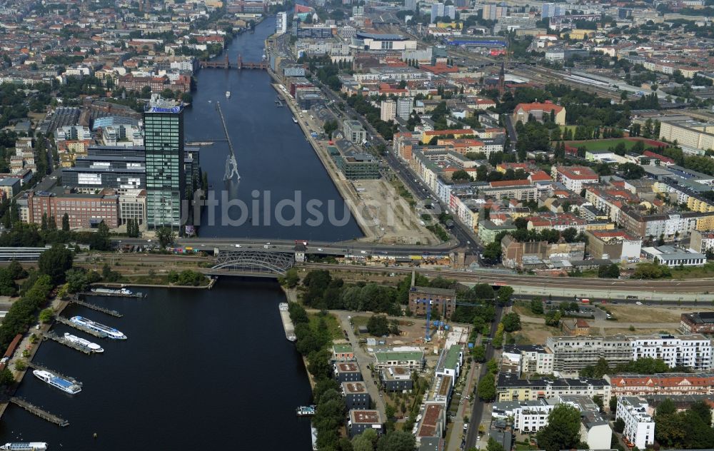 Luftaufnahme Berlin - Uferbereiche am Flußverlauf der Spree an der Elsenbrücke mit Treptower Park und Entwicklungsgebiet Mediaspree im Friedrichshain in Berlin