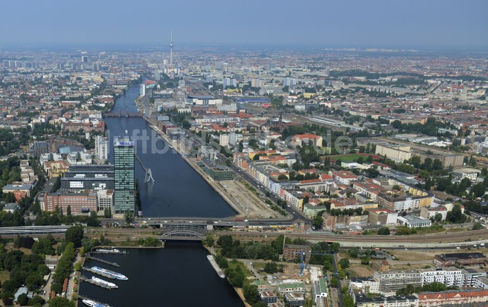 Luftbild Berlin - Uferbereiche am Flußverlauf der Spree an der Elsenbrücke mit Treptower Park und Entwicklungsgebiet Mediaspree im Friedrichshain in Berlin