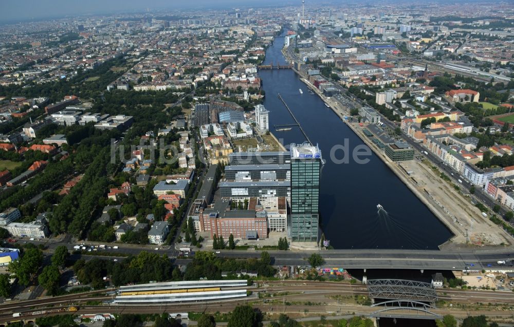 Luftaufnahme Berlin - Uferbereiche am Flußverlauf der Spree an der Elsenbrücke mit Treptower Park und Entwicklungsgebiet Mediaspree im Friedrichshain in Berlin