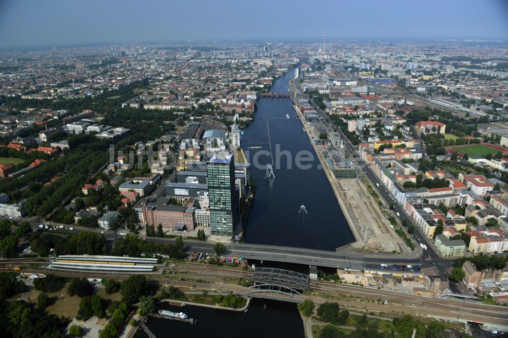 Luftbild Berlin - Uferbereiche am Flußverlauf der Spree an der Elsenbrücke mit Treptower Park und Entwicklungsgebiet Mediaspree im Friedrichshain in Berlin