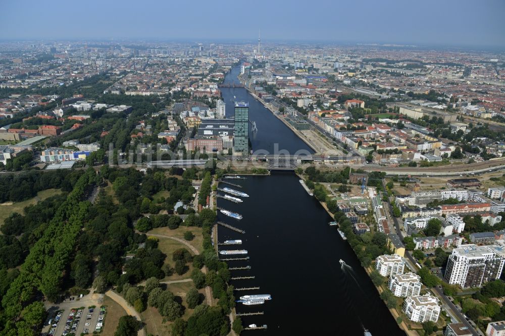 Luftaufnahme Berlin - Uferbereiche am Flußverlauf der Spree an der Elsenbrücke mit Treptower Park und Halbinsel Stralau im Friedrichshain in Berlin