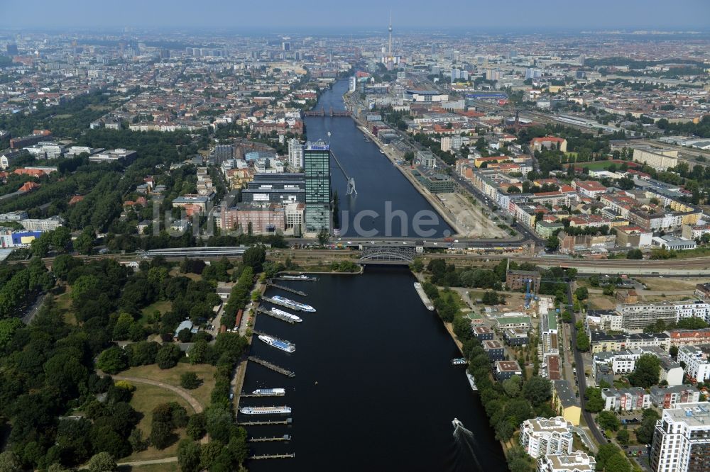 Berlin von oben - Uferbereiche am Flußverlauf der Spree an der Elsenbrücke mit Treptower Park und Halbinsel Stralau im Friedrichshain in Berlin