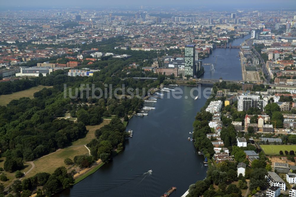 Luftaufnahme Berlin - Uferbereiche am Flußverlauf der Spree an der Elsenbrücke mit Treptower Park und Halbinsel Stralau im Friedrichshain in Berlin