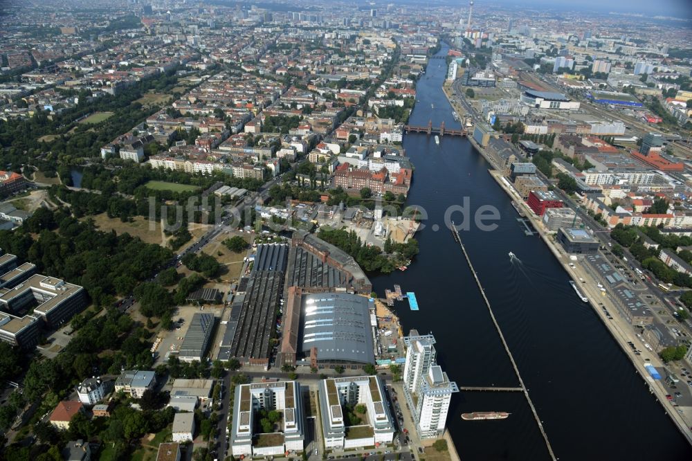 Luftaufnahme Berlin - Uferbereiche am Flußverlauf der Spree mit dem Entwicklungsgebiet Mediaspree im Friedrichshain in Berlin