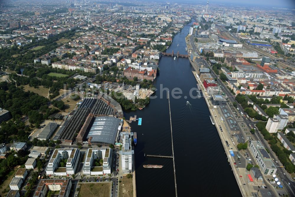 Berlin von oben - Uferbereiche am Flußverlauf der Spree mit dem Entwicklungsgebiet Mediaspree im Friedrichshain in Berlin