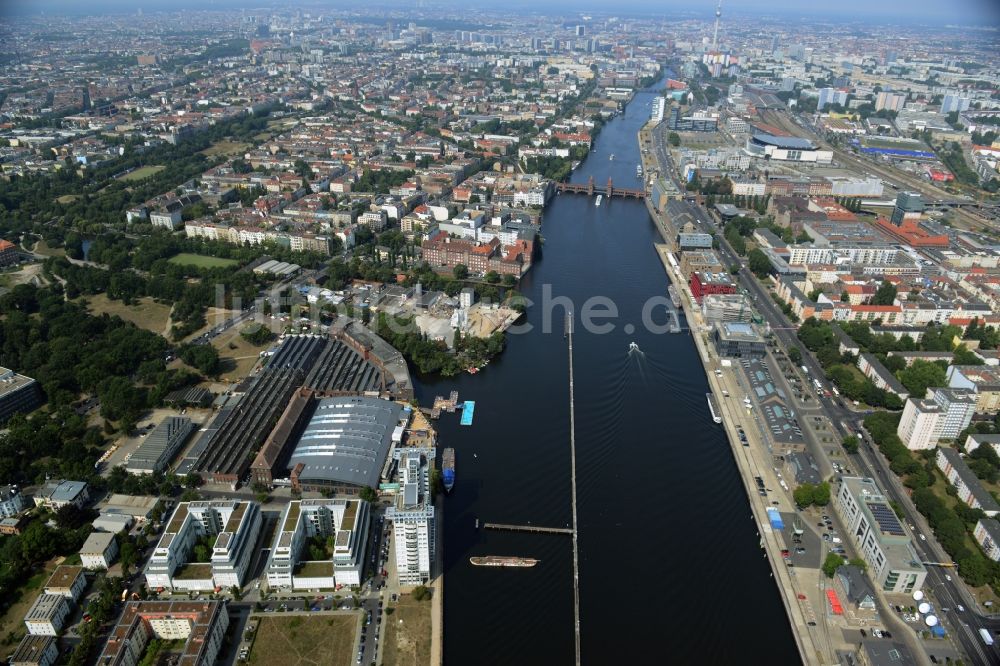 Berlin aus der Vogelperspektive: Uferbereiche am Flußverlauf der Spree mit dem Entwicklungsgebiet Mediaspree im Friedrichshain in Berlin