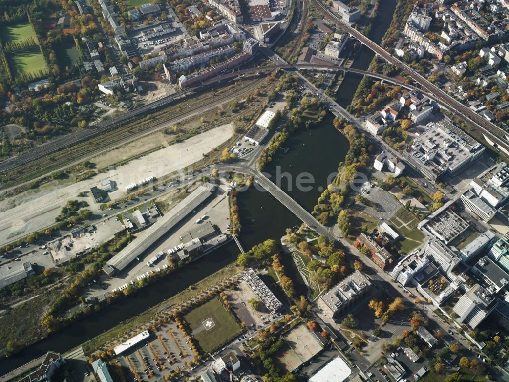 Berlin aus der Vogelperspektive: Uferbereiche am Flußverlauf der Spree am Nordhafen im Stadtteil Moabit in Berlin