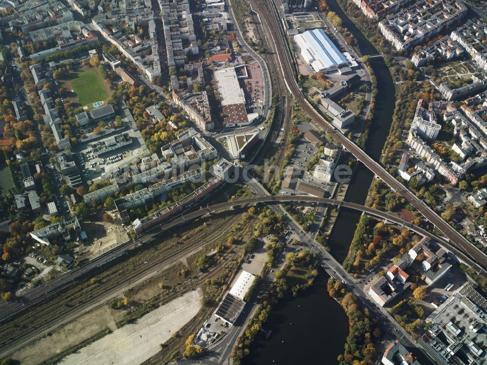 Luftbild Berlin - Uferbereiche am Flußverlauf der Spree am Nordhafen im Stadtteil Moabit in Berlin