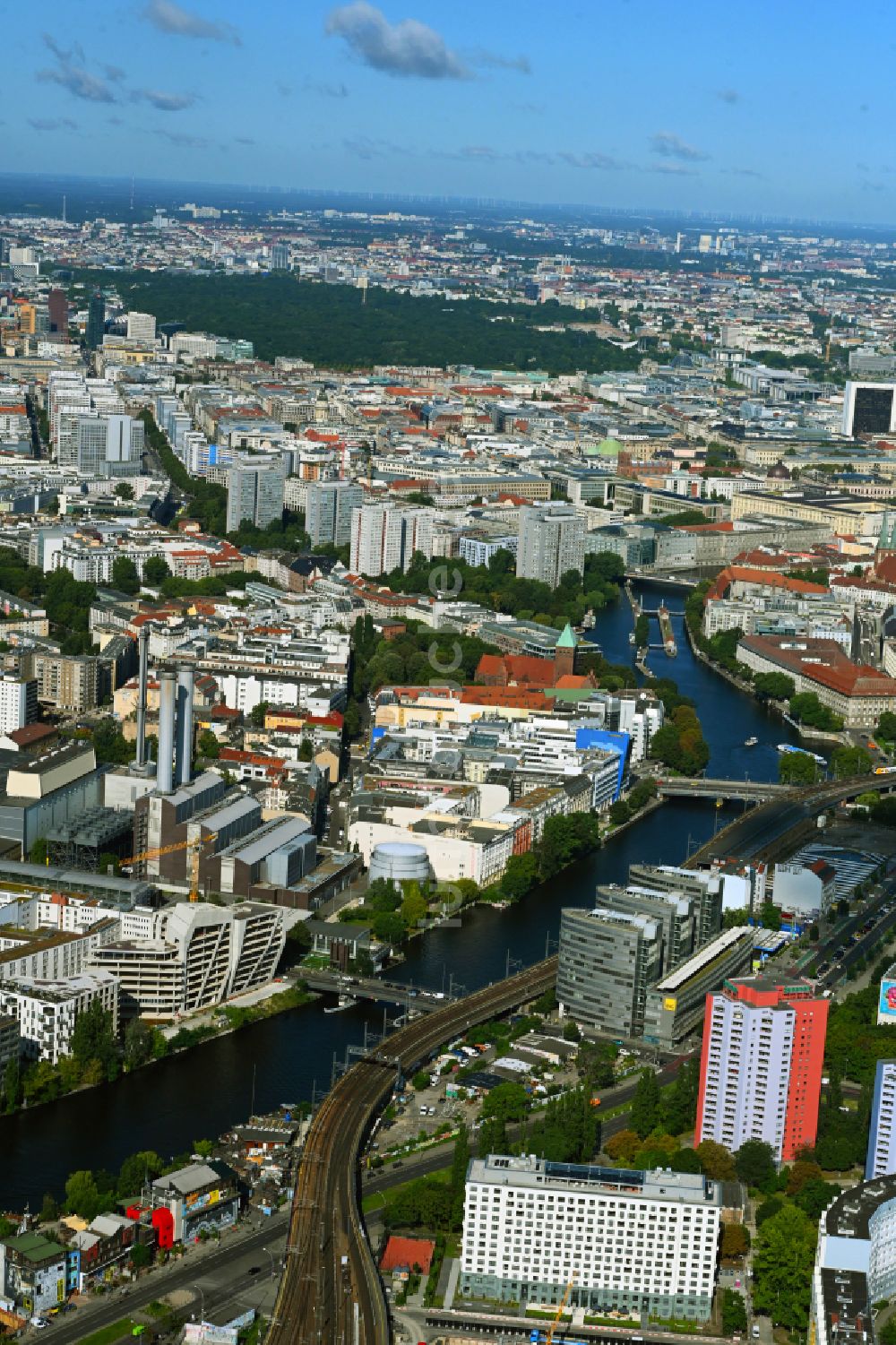 Berlin aus der Vogelperspektive: Uferbereiche am Flußverlauf der Spree im Ortsteil Mitte in Berlin, Deutschland