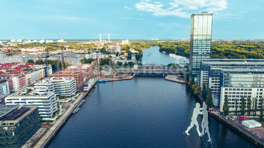 Berlin von oben - Uferbereiche am Flußverlauf der Spree am Osthafen in Berlin, Deutschland