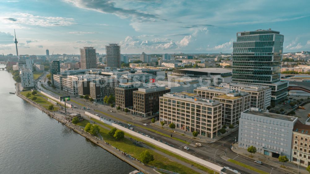 Berlin von oben - Uferbereiche am Flußverlauf der Spree am Osthafen in Berlin, Deutschland