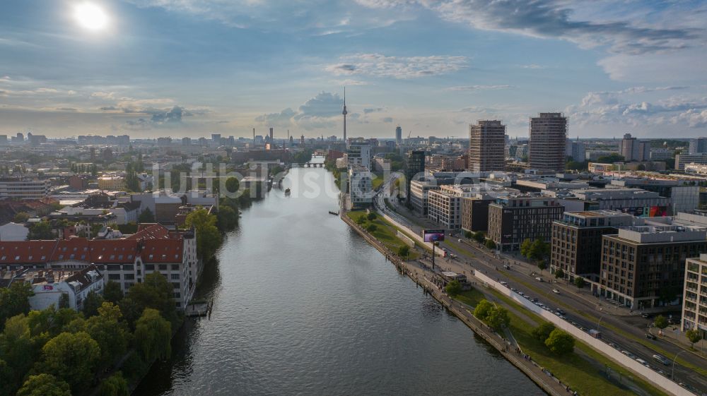 Berlin aus der Vogelperspektive: Uferbereiche am Flußverlauf der Spree am Osthafen in Berlin, Deutschland