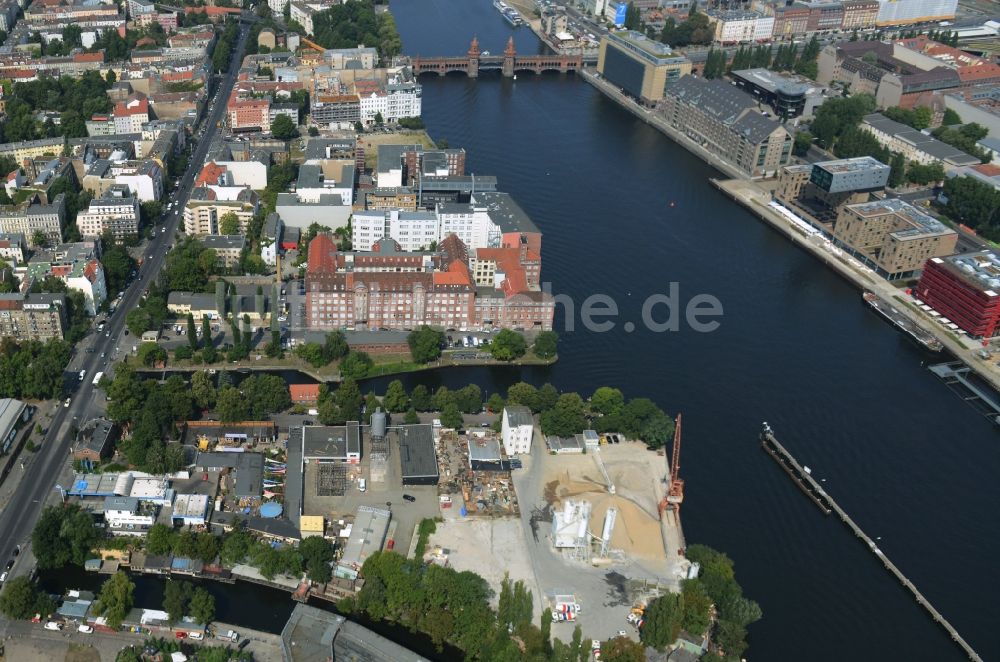 Luftaufnahme Berlin - Uferbereiche am Flußverlauf der Spree mit Schleusenufer und dem Entwicklungsgebiet Mediaspree im Friedrichshain in Berlin