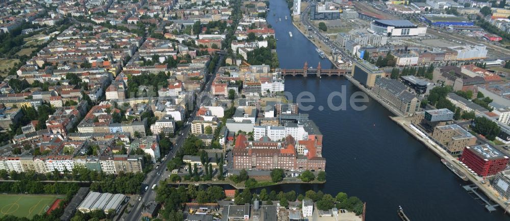 Berlin von oben - Uferbereiche am Flußverlauf der Spree mit Schleusenufer und dem Entwicklungsgebiet Mediaspree im Friedrichshain in Berlin