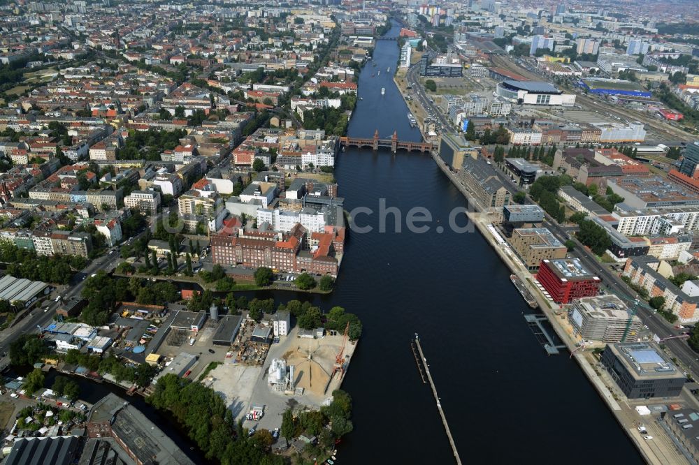 Berlin aus der Vogelperspektive: Uferbereiche am Flußverlauf der Spree mit Schleusenufer und dem Entwicklungsgebiet Mediaspree im Friedrichshain in Berlin