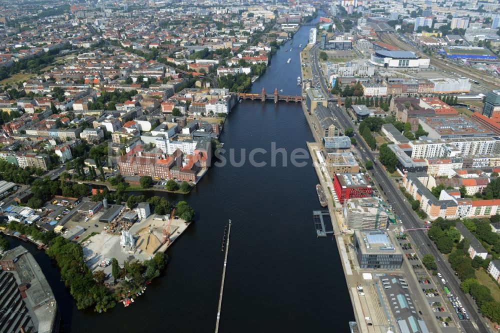 Luftbild Berlin - Uferbereiche am Flußverlauf der Spree mit Schleusenufer und dem Entwicklungsgebiet Mediaspree im Friedrichshain in Berlin