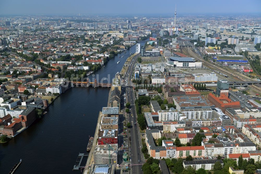 Luftaufnahme Berlin - Uferbereiche am Flußverlauf der Spree mit Schleusenufer und dem Entwicklungsgebiet Mediaspree im Friedrichshain in Berlin