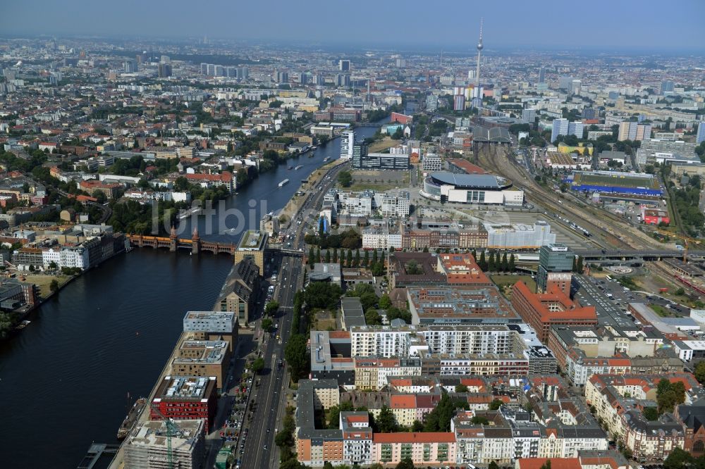 Berlin von oben - Uferbereiche am Flußverlauf der Spree mit Schleusenufer und dem Entwicklungsgebiet Mediaspree im Friedrichshain in Berlin