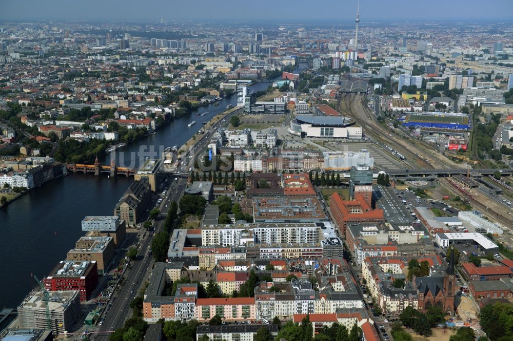 Berlin aus der Vogelperspektive: Uferbereiche am Flußverlauf der Spree mit Schleusenufer und dem Entwicklungsgebiet Mediaspree im Friedrichshain in Berlin