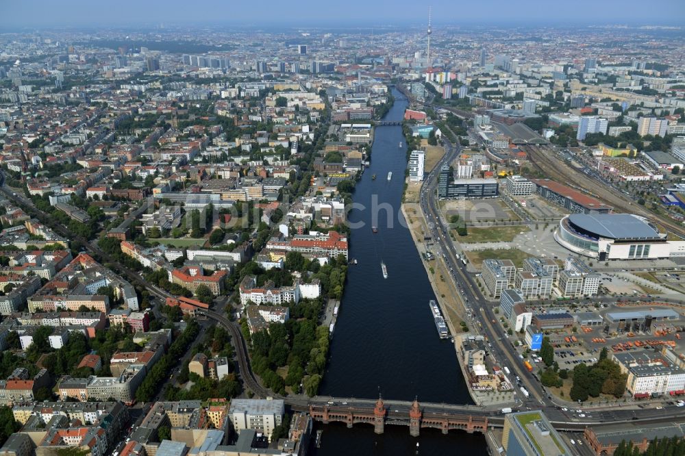 Luftbild Berlin - Uferbereiche am Flußverlauf der Spree zwischen Oberbaumbrücke und dem Entwicklungsgebiet Mediaspree im Friedrichshain in Berlin