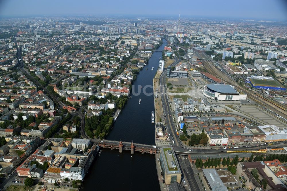 Luftaufnahme Berlin - Uferbereiche am Flußverlauf der Spree zwischen Oberbaumbrücke und dem Entwicklungsgebiet Mediaspree im Friedrichshain in Berlin