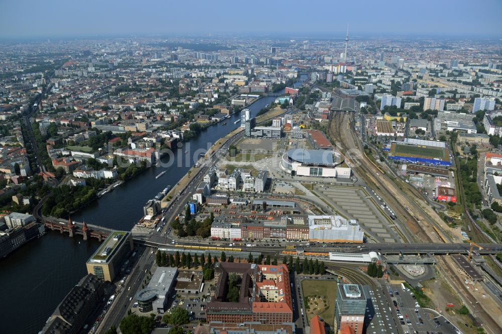 Berlin aus der Vogelperspektive: Uferbereiche am Flußverlauf der Spree zwischen Oberbaumbrücke und dem Entwicklungsgebiet Mediaspree im Friedrichshain in Berlin