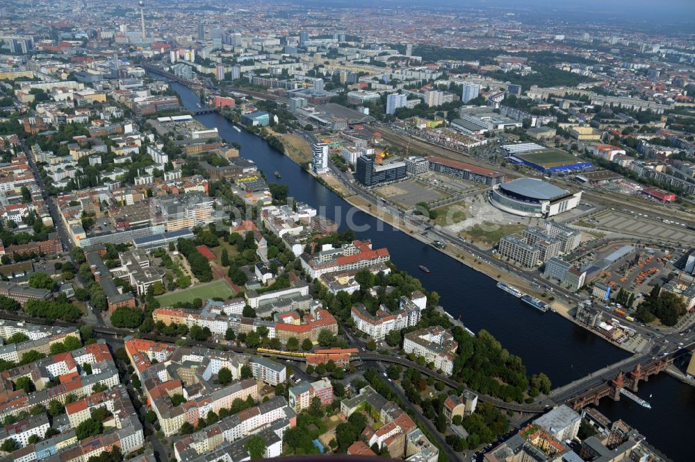 Luftbild Berlin - Uferbereiche am Flußverlauf der Spree zwischen Oberbaumbrücke und dem Entwicklungsgebiet Mediaspree im Friedrichshain in Berlin