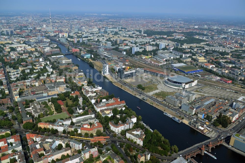 Luftaufnahme Berlin - Uferbereiche am Flußverlauf der Spree zwischen Oberbaumbrücke und dem Entwicklungsgebiet Mediaspree im Friedrichshain in Berlin