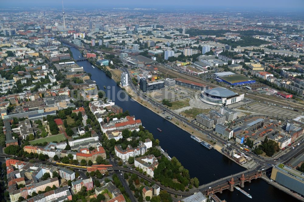 Berlin aus der Vogelperspektive: Uferbereiche am Flußverlauf der Spree zwischen Oberbaumbrücke und dem Entwicklungsgebiet Mediaspree im Friedrichshain in Berlin