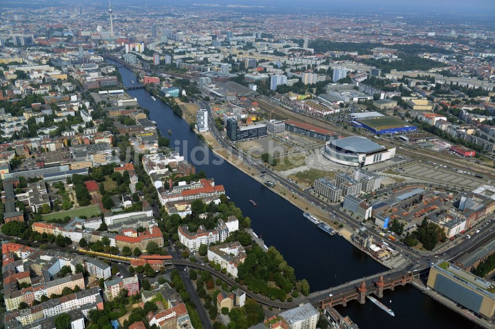 Berlin von oben - Uferbereiche am Flußverlauf der Spree zwischen Oberbaumbrücke und dem Entwicklungsgebiet Mediaspree im Friedrichshain in Berlin