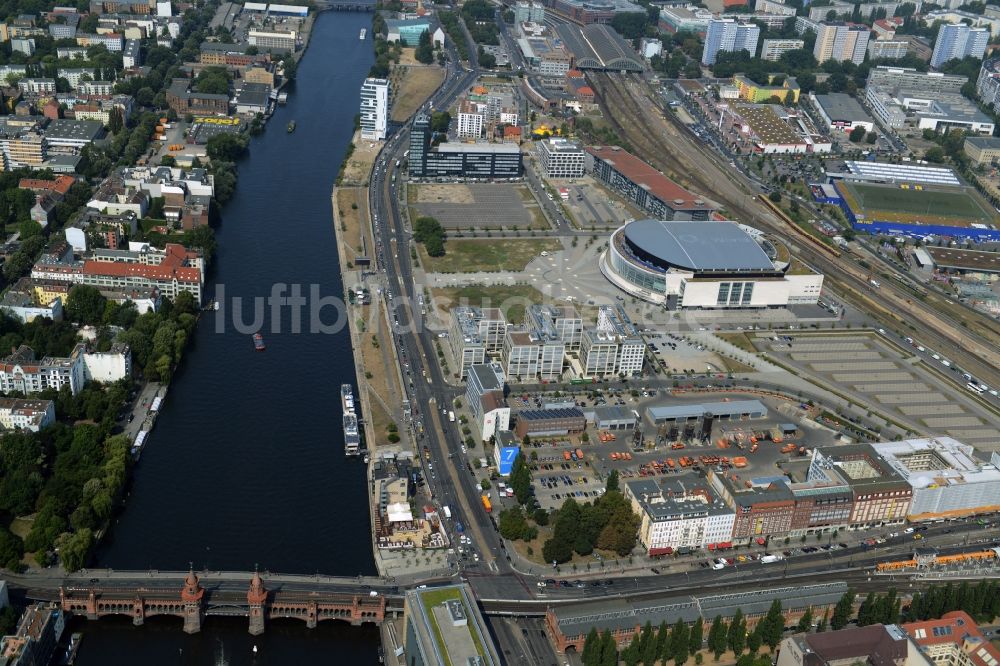 Berlin aus der Vogelperspektive: Uferbereiche am Flußverlauf der Spree zwischen Oberbaumbrücke und dem Entwicklungsgebiet Mediaspree im Friedrichshain in Berlin