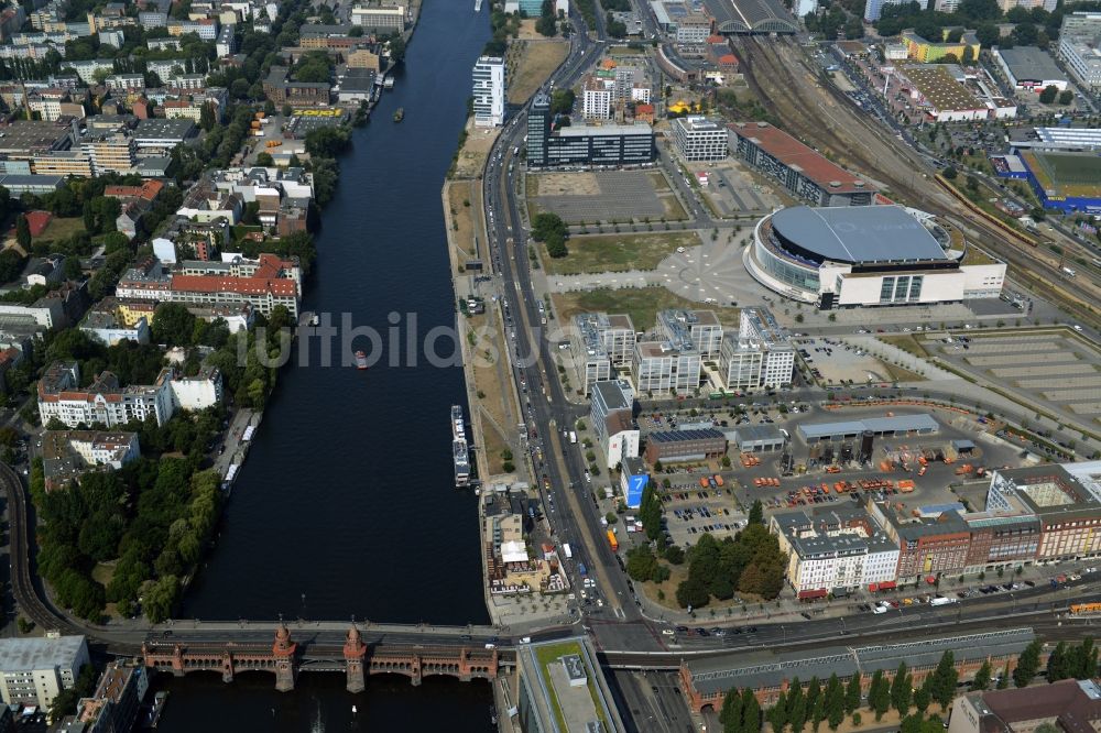 Luftbild Berlin - Uferbereiche am Flußverlauf der Spree zwischen Oberbaumbrücke und dem Entwicklungsgebiet Mediaspree im Friedrichshain in Berlin