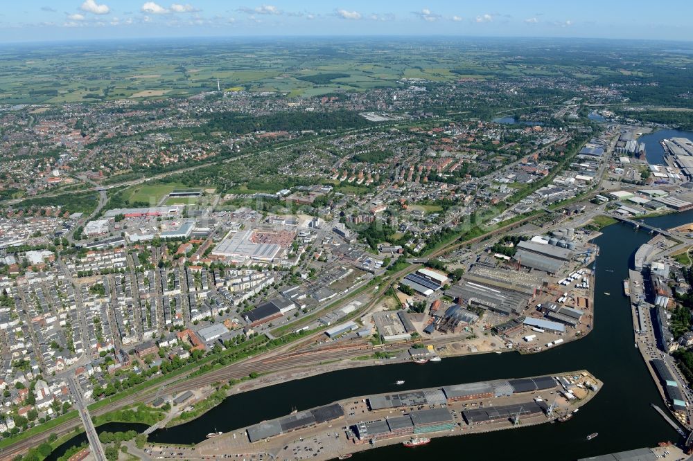 Luftaufnahme Lübeck - Uferbereiche am Flußverlauf Stadtgraben - Trave - Untertrave in Lübeck im Bundesland Schleswig-Holstein