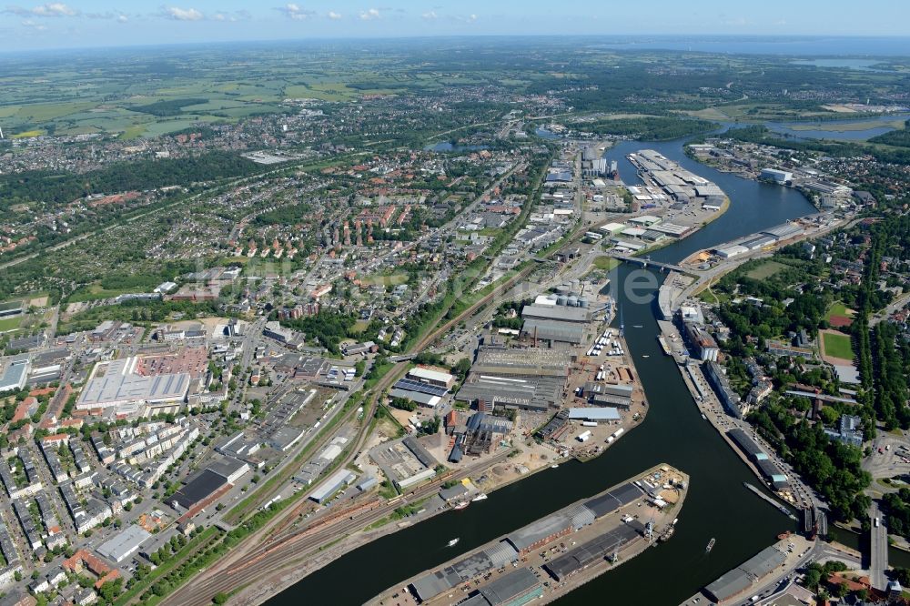 Lübeck von oben - Uferbereiche am Flußverlauf Stadtgraben - Trave - Untertrave in Lübeck im Bundesland Schleswig-Holstein