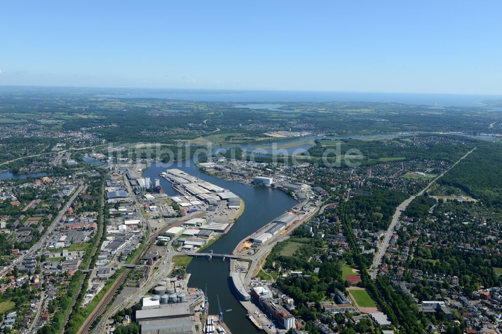 Luftbild Lübeck - Uferbereiche am Flußverlauf Stadtgraben - Trave - Untertrave in Lübeck im Bundesland Schleswig-Holstein