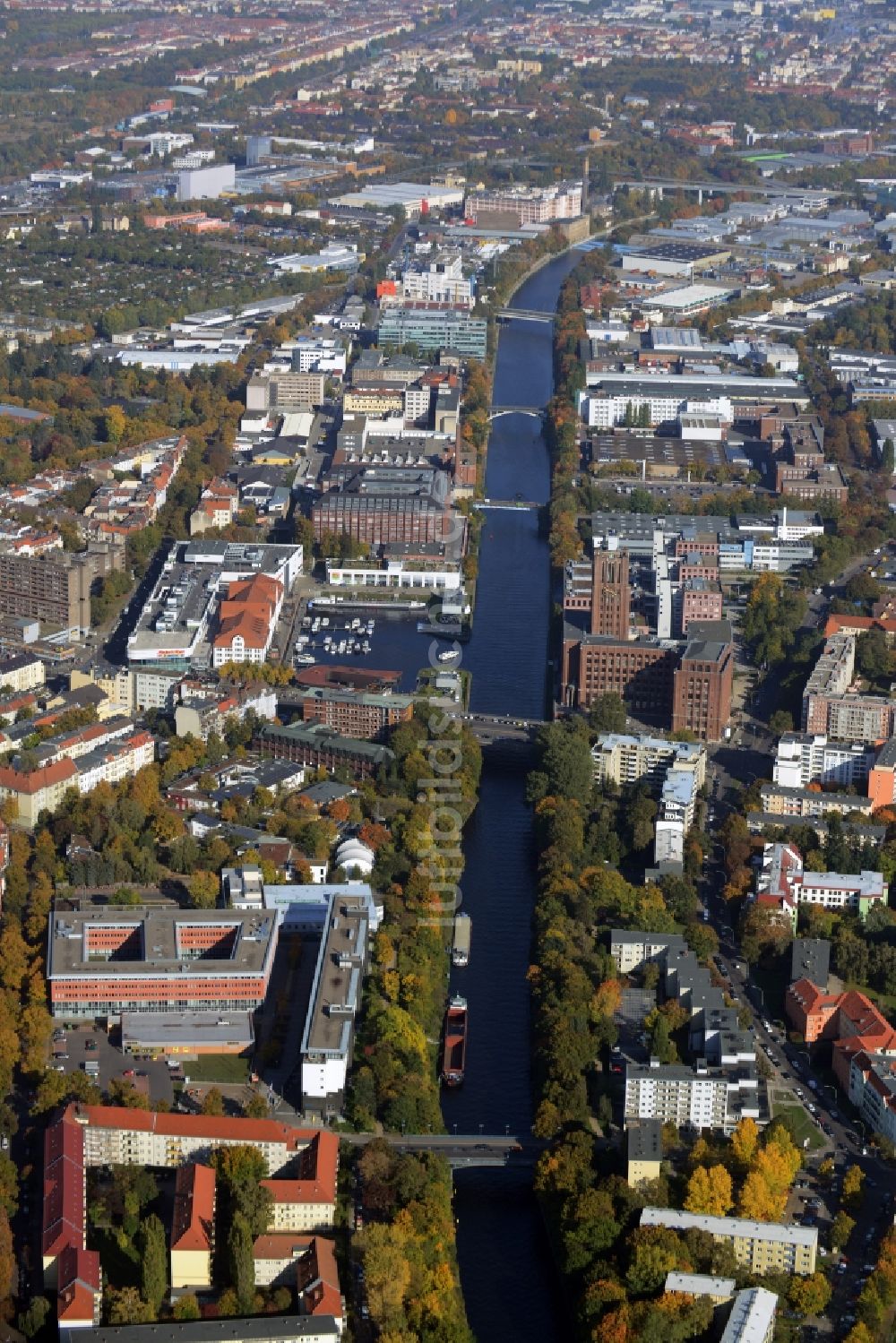 Luftaufnahme Berlin - Uferbereiche am Flußverlauf des Teltow- Kanales in Berlin