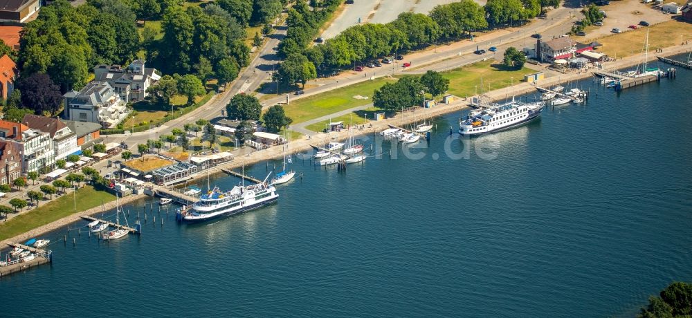 Travemünde aus der Vogelperspektive: Uferbereiche am Flußverlauf der Trave in Travemünde im Bundesland Schleswig-Holstein