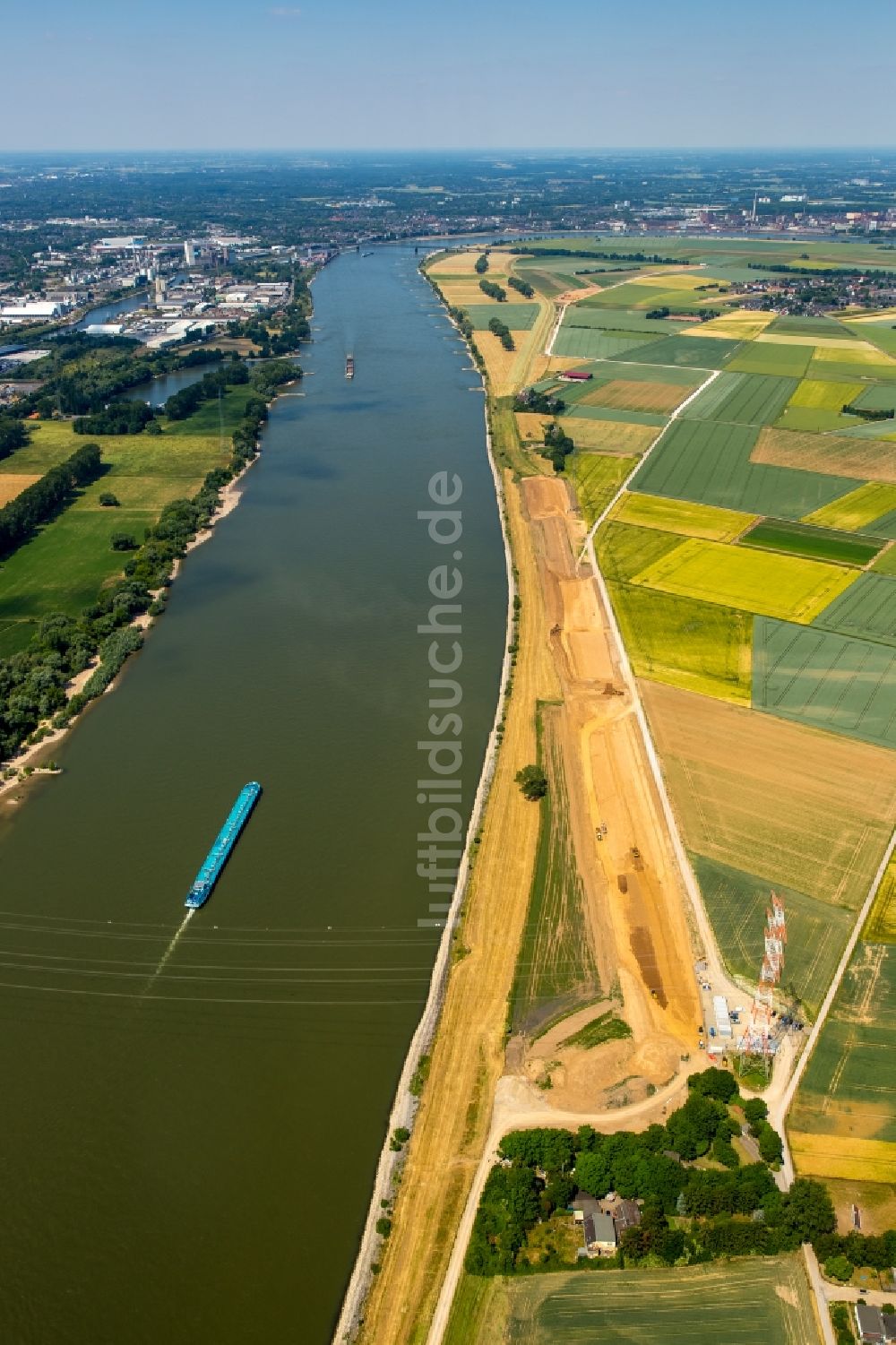 Luftbild Meerbusch - Uferbereiche am Flußverlauf der Umbauaarbeiten zum Hochwasserschutz am Rheindeich in Meerbusch im Bundesland Nordrhein-Westfalen