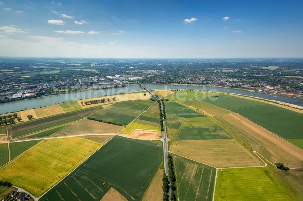 Meerbusch von oben - Uferbereiche am Flußverlauf der Umbauaarbeiten zum Hochwasserschutz am Rheindeich in Meerbusch im Bundesland Nordrhein-Westfalen